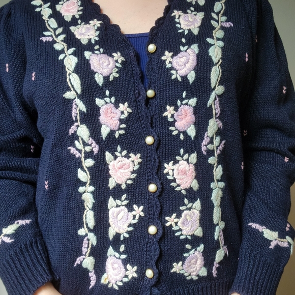 Vintage Cottagecore Hand Embroidered 80s 90s Floral Grandma Cardigan Sweater - Picture 14 of 15